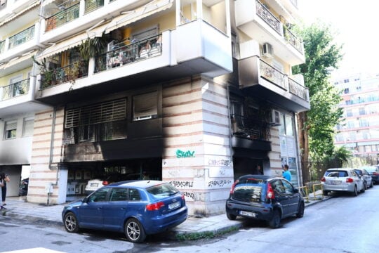 Η αντιπολίτευση καταδικάζει τις επιθέσεις με γκαζάκια σε στελέχη της ΝΔ