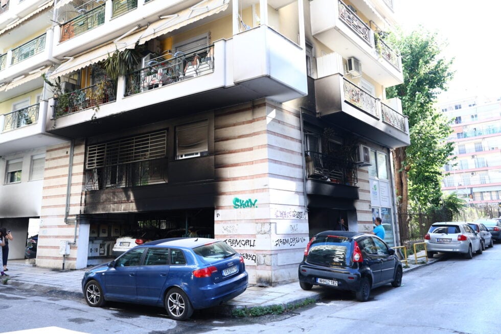 Σύσσωμη η αντιπολίτευση καταδικάζει τις επιθέσεις με γκαζάκια σε στελέχη της ΝΔ