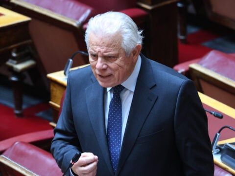 «Βόμβα» Βλάχου στη Βουλή: Ερώτηση απευθείας σε Μητσοτάκη για τα «σπιτάκια ανακύκλωσης»