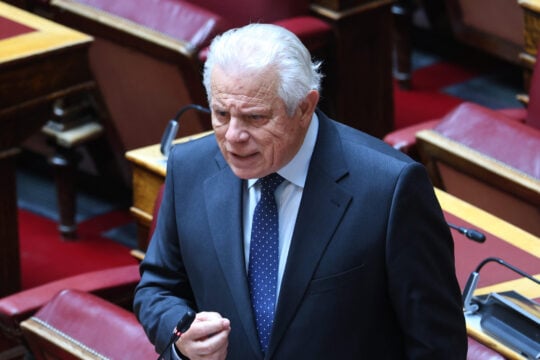 «Βόμβα» Βλάχου στη Βουλή: Ερώτηση απευθείας σε Μητσοτάκη για τα «σπιτάκια ανακύκλωσης»