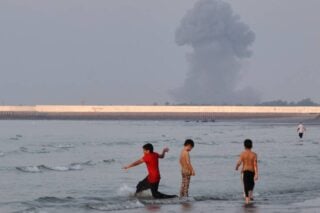 Πλοίο στις φλόγες στα Στενά του Ορμούζ – Νέα κλιμάκωση με ανταλλαγές πληγμάτων [βίντεο]
