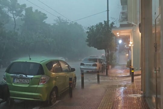 Ξαφνικό μπουρίνι στην Αττική: Άνοιξαν οι ουρανοί με ισχυρή βροχή και χάος στους δρόμους [βίντεο]