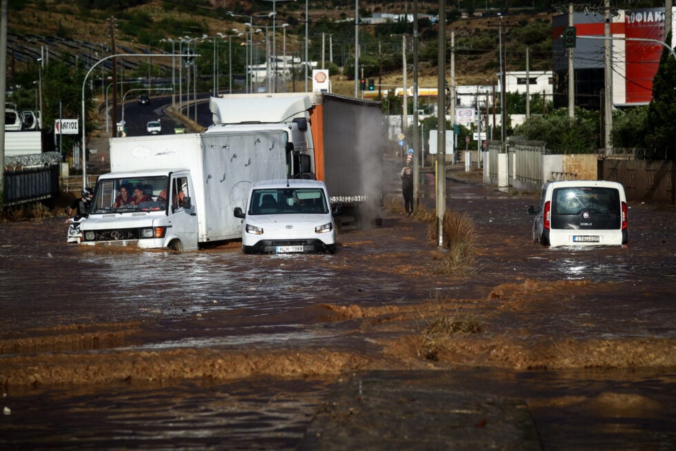 Κακοκαιρία: Πώς «πλημμύρισε» η Αττική μέσα σε λίγα λεπτά – Δρόμοι ποτάμια και εκατοντάδες κλήσεις στην Πυροσβεστική