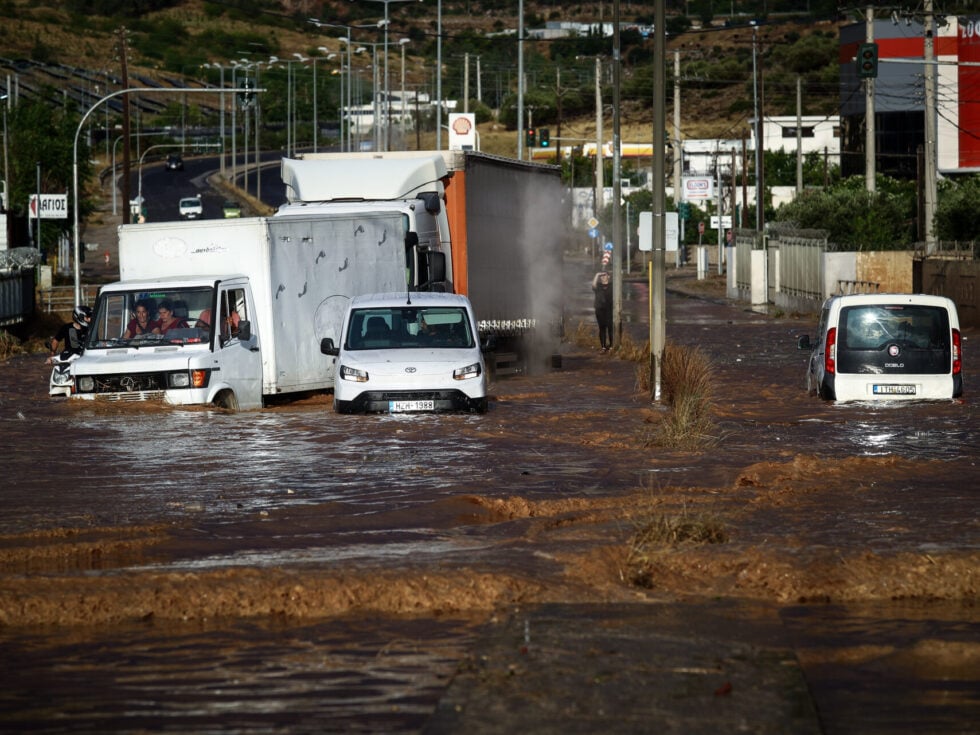 Κακοκαιρία: Πώς πλημμύρισε η Αττική μέσα σε λίγα λεπτά – Δρόμοι ποτάμια και εκατοντάδες κλήσεις στην Πυροσβεστική