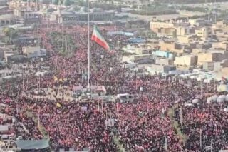 Ιράν: Λαοθάλασσα στην ιερή πόλη Κομ για τον τελευταίο «αντίο» στον Αλί Χαμενεΐ [βίντεο]