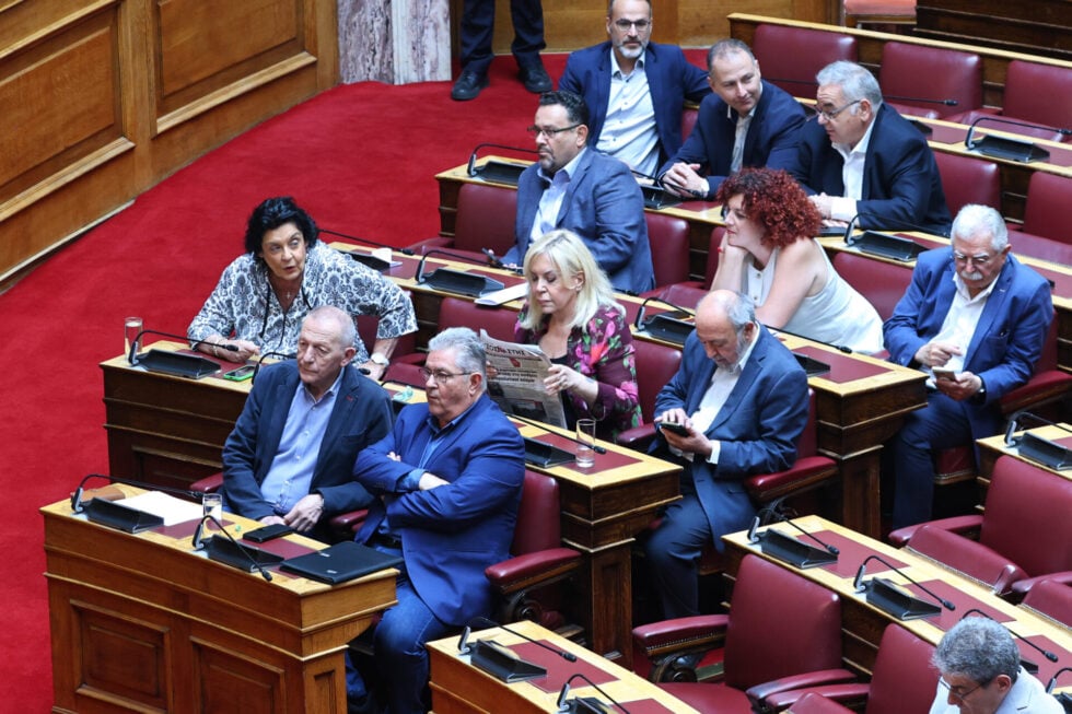 Τρίτη κοινοβουλευτική δύναμη το ΚΚΕ μετά το μπαράζ παραιτήσεων στον ΣΥΡΙΖΑ