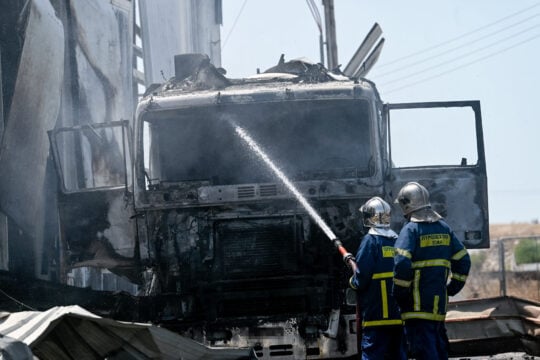 Κορινθία: Εκρηξη και πυρκαγιά σε εργοστάσιο στα Εξαμίλια – Ένας νεκρός [βίντεο – εικόνες]