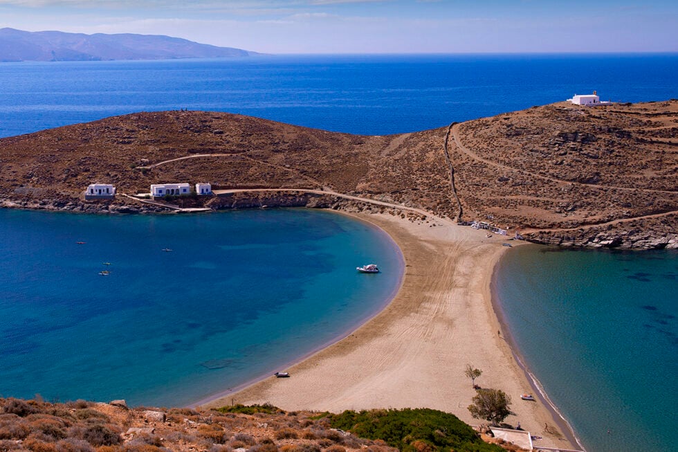 Το ήσυχο Κυκλαδονήσι μιάμιση ώρα από την Αττική, με απίστευτες παραλίες και μονοπάτια