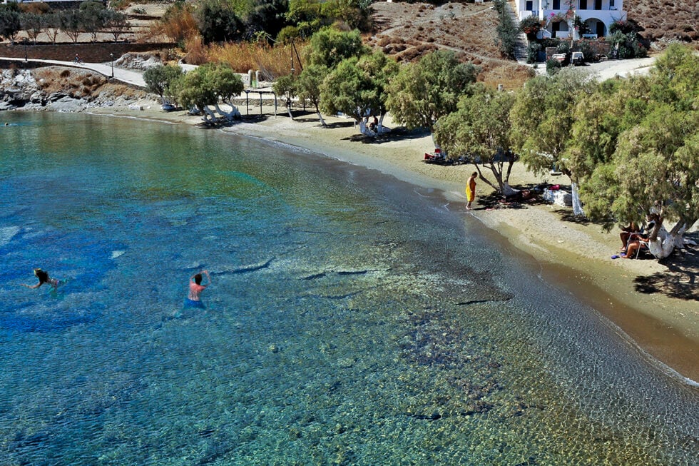 Το ήσυχο Κυκλαδονήσι μιάμιση ώρα από την Αττική, με απίστευτες παραλίες και μονοπάτια