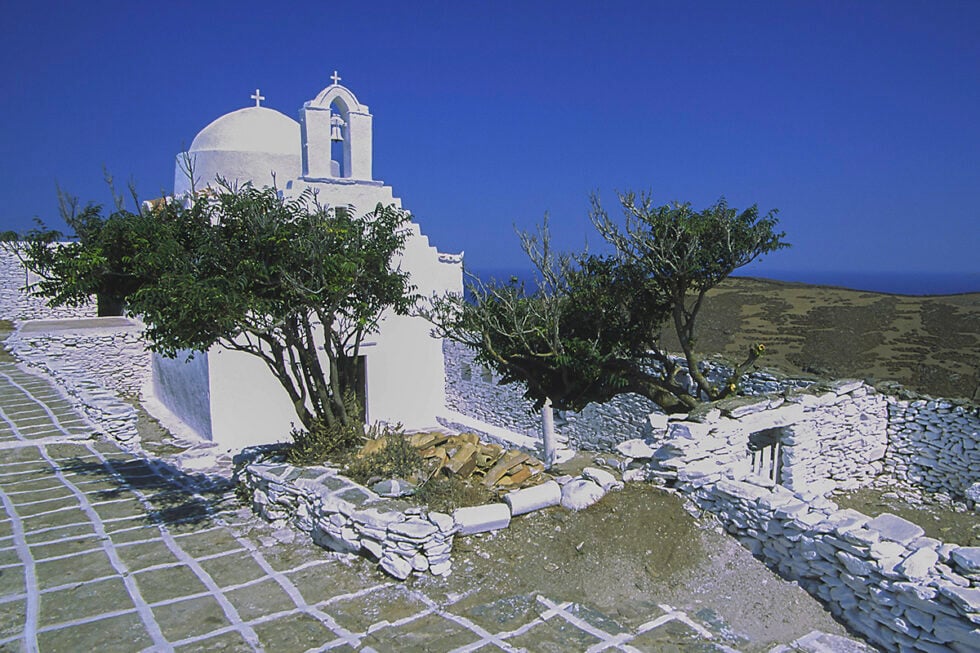 Το ήσυχο Κυκλαδονήσι μιάμιση ώρα από την Αττική, με απίστευτες παραλίες και μονοπάτια