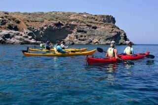 Το ήσυχο Κυκλαδονήσι μιάμιση ώρα από την Αττική, με απίστευτες παραλίες και μονοπάτια