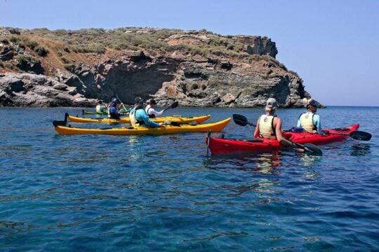 Το ήσυχο Κυκλαδονήσι μιάμιση ώρα από την Αττική, με απίστευτες παραλίες και μονοπάτια