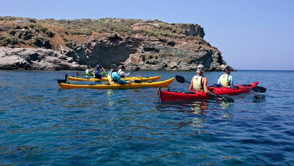 Το ήσυχο Κυκλαδονήσι μιάμιση ώρα από την Αττική, με απίστευτες παραλίες και μονοπάτια