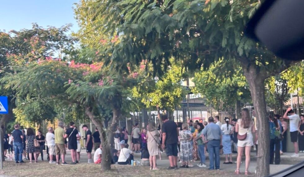 Λάρισα: Ουρές στο τμήμα διαβατηρίων για να μην βγάλουν νέα ταυτότητα [εικόνες]