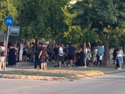 Ατελείωτες ουρές έξω από το Αστυνομικό Τμήμα της Λάρισας / onlarissa.gr
