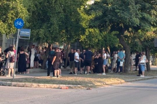Ατελείωτες ουρές έξω από το Αστυνομικό Τμήμα της Λάρισας / onlarissa.gr