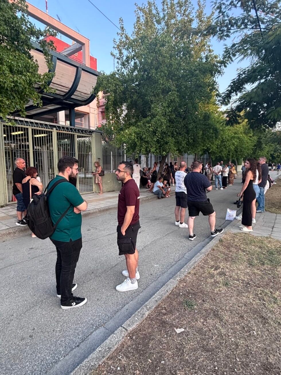Λάρισα: Ουρές στο τμήμα διαβατηρίων για να μην βγάλουν νέα ταυτότητα [εικόνες]