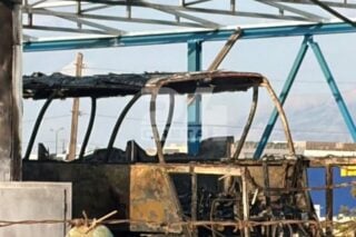 Ηράκλειο: Κάηκε ολοσχερώς σταθμευμένο λεωφορείο κοντά στο αεροδρόμιο [εικόνες – βίντεο]