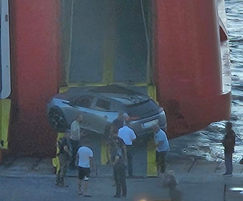 Ραφήνα: Οδηγός κατάφερε να σφηνώσει το αυτοκίνητό του στον καταπέλτη πλοίου