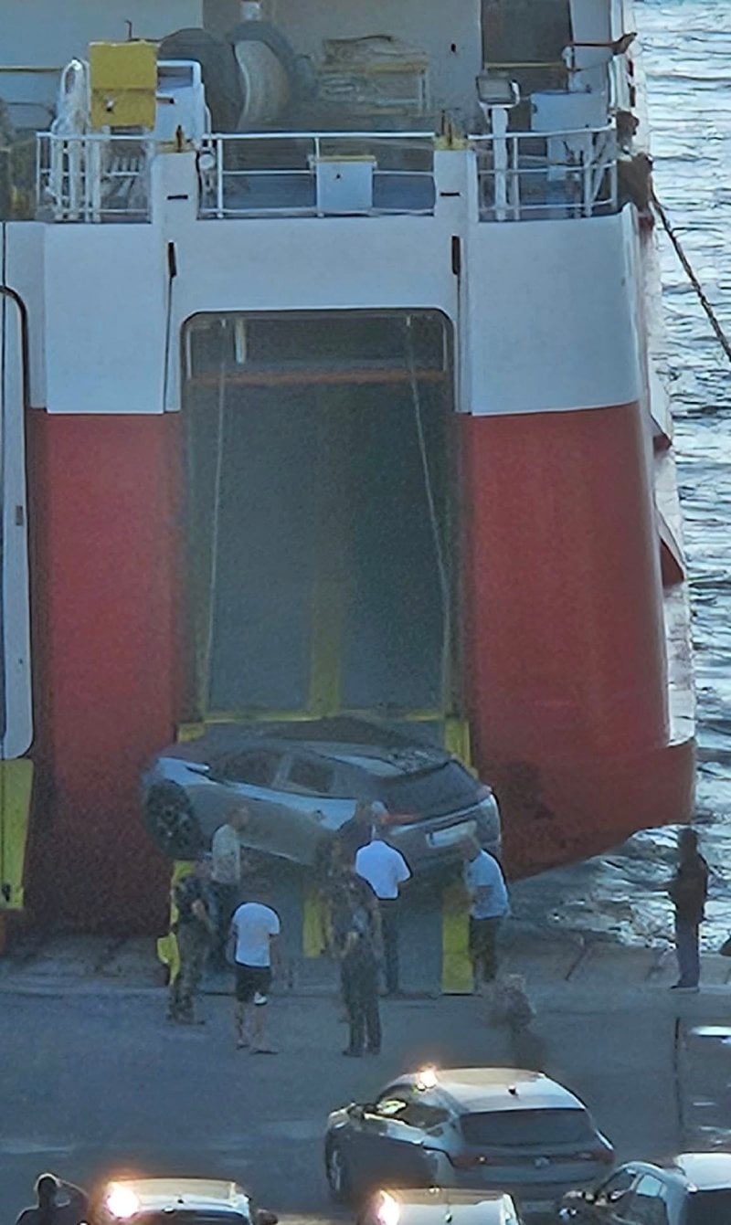 Ραφήνα: Οδηγός κατάφερε να σφηνώσει το αυτοκίνητό του στον καταπέλτη πλοίου
