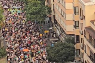 Στα όριά της η Μαγιόρκα: Χιλιάδες στους δρόμους κατά του υπερτουρισμού – Συγκρούσεις με την αστυνομία [βίντεο]
