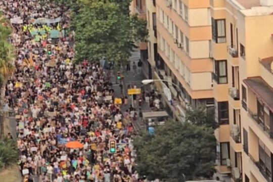 Στα όριά της η Μαγιόρκα: Χιλιάδες στους δρόμους κατά του υπερτουρισμού – Συγκρούσεις με την αστυνομία [βίντεο]