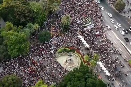 Στα όριά της η Μαγιόρκα: Χιλιάδες στους δρόμους κατά του υπερτουρισμού – Συγκρούσεις με την αστυνομία [βίντεο]