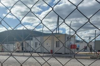 Πήγε να κάνει αίτηση ασύλου με τα παιδιά της και κάλεσαν την αστυνομία για να τους συλλάβουν
