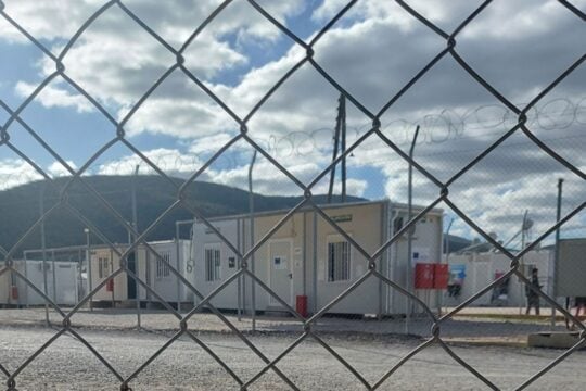 Πήγε να κάνει αίτηση ασύλου με τα παιδιά της και κάλεσαν την αστυνομία για να τους συλλάβουν