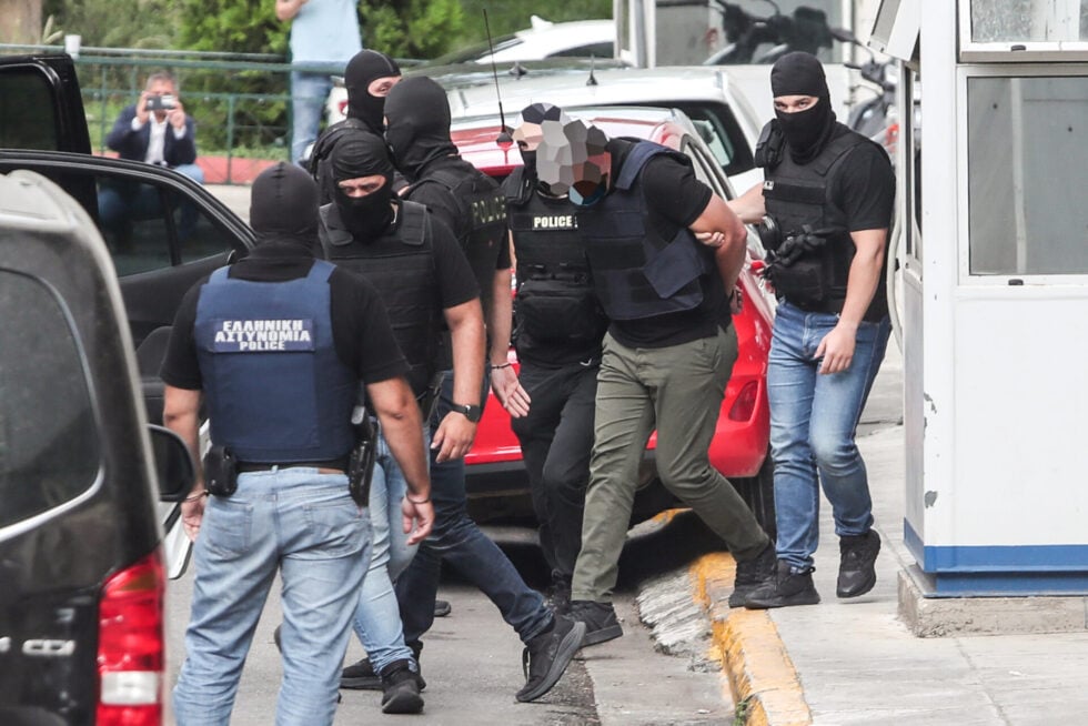 Marfin: Για ανθρωποκτονία από πρόθεση κατά συρροή κατηγορούνται οι δύο συλληφθέντες