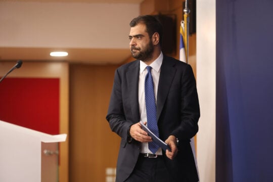 Μπάζωμα στα Τέμπη: Πώς ο Βαγγέλης Βλάχος αποδομεί με τρία «τιτιβίσματα» το αφήγημα Μαρινάκη για Τριαντόπουλο