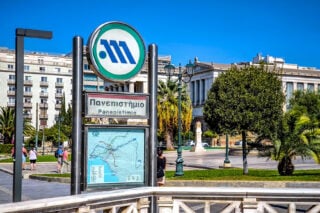 Σύγκρουση λεωφορείου με τρόλεϊ στην Πανεπιστημίου – Αυξημένη κίνηση στο κέντρο της Αθήνας