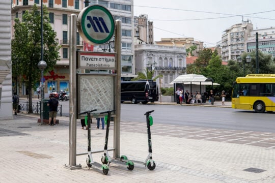 Σύγκρουση λεωφορείου με τρόλεϊ στην Πανεπιστημίου – Αυξημένη κίνηση στο κέντρο της Αθήνας