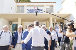 ΠΑΣΟΚ κατά Μητσοτάκη για τη Λέρο: Πήγε σε μερικώς ανακαινισμένες πτέρυγες σε νοσοκομείο χωρίς γιατρούς