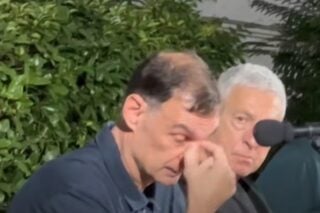 Ο Γιώργος Μπαρτζώκας εμφανώς συγκινημένος στην προβολή της ταινίας «Απόδραση από τα Βούρλα» στη Δραπετσώνα / facebook