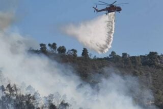 Πυρκαγιά στην Οινόη: Ενισχύθηκαν κι άλλο οι δυνάμεις – Μήνυμα 112 για ετοιμότητα, κυκλοφοριακές ρυθμίσεις [βίντεο – εικόνες]