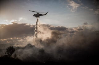 Ωραιόκαστρο: Παραδόθηκαν στις φλόγες σπίτια και εργοστάσια- Στη μάχη της κατάσβεσης και ο στρατός [εικόνες – βίντεο]
