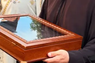 Προσκύνησαν τη… ζακέτα του Αγίου Παϊσίου στο Νέο Πετρίτσι Σερρών: «Καθαρή ειδωλολατρία»