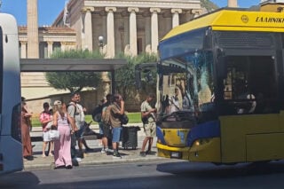 Σύγκρουση λεωφορείου με τρόλεϊ στην Πανεπιστημίου: Τέσσερις ελαφρά τραυματίες [βίντεο]