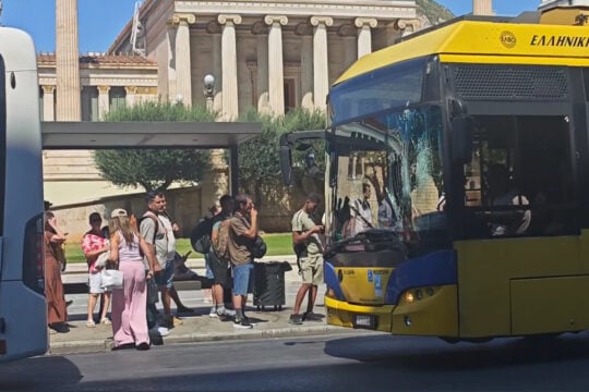Σύγκρουση λεωφορείου με τρόλεϊ στην Πανεπιστημίου: Τέσσερις ελαφρά τραυματίες [βίντεο]