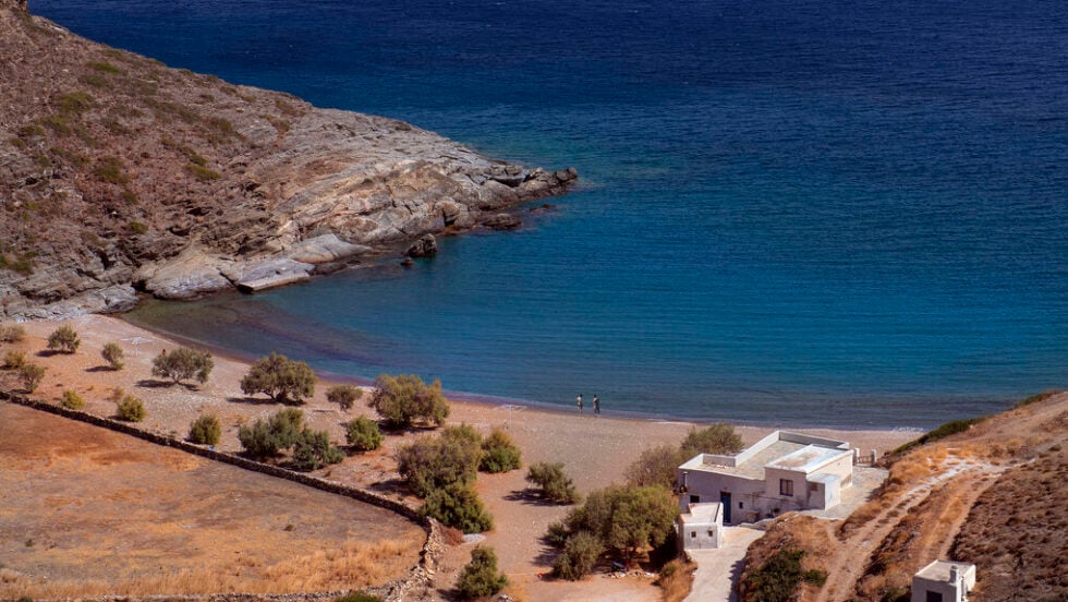 Οι πέντε λόγοι για να πάτε σε αυτό το ελληνικό νησί των Κυκλάδων το καλοκαίρι
