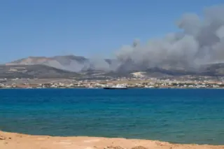 Μαίνεται η φωτιά στην Πάρο: Εντολές εκκένωσης σε 5 περιοχές – Πυροσβεστικές ενισχύσεις από γύρω νησιά