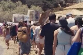 Κάτοικοι διαμαρτύρονται για ομπρελοκαθίσματα στην παραλία Τρυπητή στην Πάρο / MEGA / Glomex