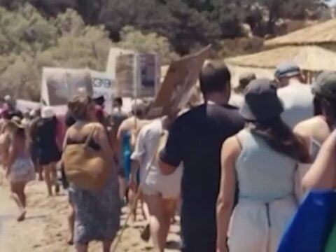 Κάτοικοι διαμαρτύρονται για ομπρελοκαθίσματα στην παραλία Τρυπητή στην Πάρο / MEGA / Glomex
