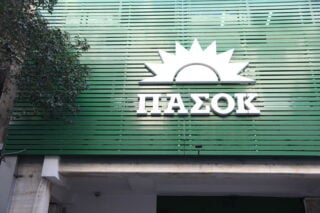 Μετωπική ΠΑΣΟΚ με ΝΔ για τις συντάξεις: «Φτηνές δικαιολογίες» Μητσοτάκη