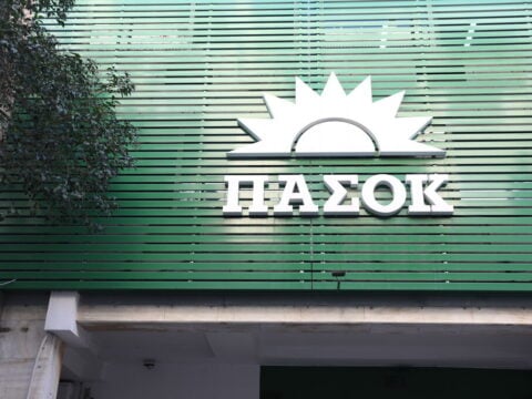 Μετωπική ΠΑΣΟΚ με ΝΔ για τις συντάξεις: «Φτηνές δικαιολογίες» Μητσοτάκη