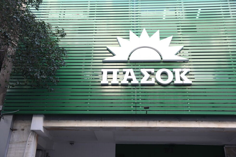 Μετωπική ΠΑΣΟΚ με ΝΔ για τις συντάξεις: «Φτηνές δικαιολογίες» Μητσοτάκη