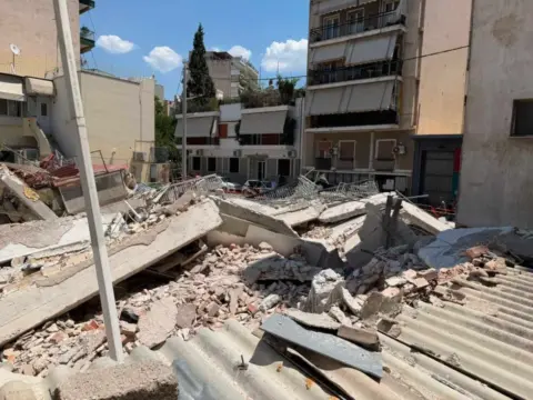 Πετράλωνα: Τα μπάζα μπλοκάρουν τις έρευνες για τα αίτια της κατάρρευσης