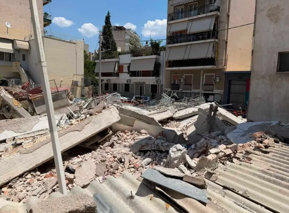 Πετράλωνα: Τα μπάζα μπλοκάρουν τις έρευνες για τα αίτια της κατάρρευσης