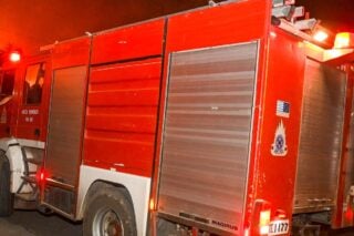 Φωτιά σε επιχείρηση με υλικά ανακύκλωσης στο Μαρκόπουλο Αττικής